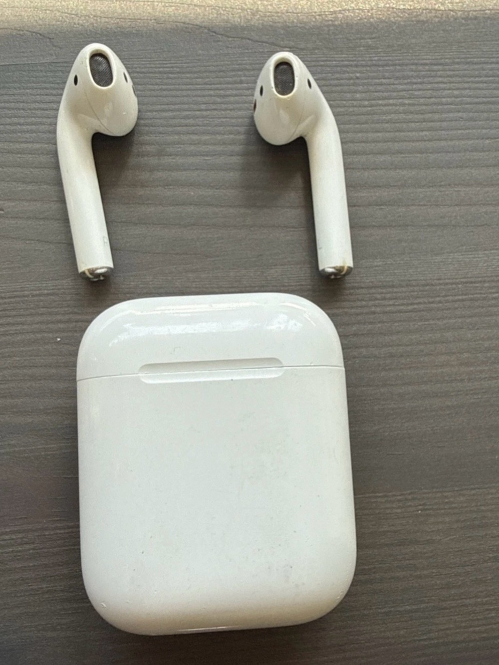 Apple White Wireless Earbuds with Charging Case